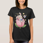 ピンクの花の中で本を読むキュートなウサギと妖精 Tシャツ (正面)