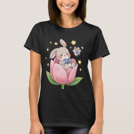 ピンクの花の中で本を読むキュートなウサギと妖精 Tシャツ