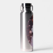 ピンクの花の中の美しい若い女の子ポートレート ウォーターボトル (正面)