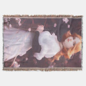 ピンクの花の中の美しい若い女の子ポートレート スローブランケット (正面)