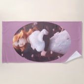 ピンクの花の中の美しい若い女の子ポートレート ビーチタオル (正面)