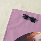 ピンクの花の中の美しい若い女の子ポートレート ビーチタオル (インサイチュ)