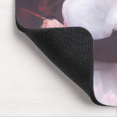 ピンクの花の中の美しい若い女の子ポートレート マウスパッド (コーナー)