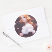 ピンクの花の中の美しい若い女の子ポートレート ラウンドシール (封筒)