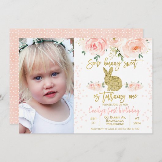 ピンクの花の写真のうさぎ 1歳の誕生日パーティー招待状 招待状 (正面/裏面)