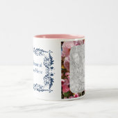 ピンクの花の写真 ツートーンマグカップ (中央)