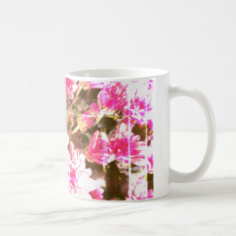 ピンクの花の咲く模様 – やわらかなボタニカルデザイン コーヒーマグカップ