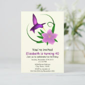 ピンクの花の女の誕生日パーティーを開くハチドリ 招待状 (スタンド正面)