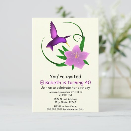 ピンクの花の女の誕生日パーティーを開くハチドリ 招待状 (スタンド正面)