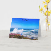 ピンクの花の崖に掛かる驚くべき波 カード (黄色い花)