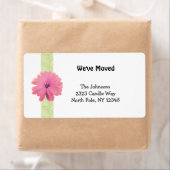 ピンクの花の新しいアドレスを持つスクロールデザイン ラベル (インサイチュ)