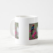 ピンクの花の枝に止まる赤と白の鳥のマグカップ コーヒーマグカップ (正面左)