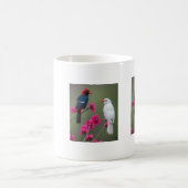 ピンクの花の枝に止まる赤と白の鳥のマグカップ コーヒーマグカップ (中央)