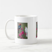 ピンクの花の枝に止まる赤と白の鳥のマグカップ コーヒーマグカップ (左)