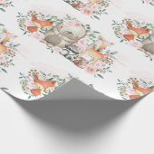 ピンクの花の森林ベビー動物の誕生日のシャワー ラッピングペーパー (角)