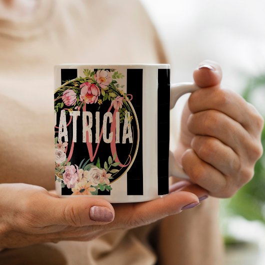 ピンクの花の白黒モノグラストライプム コーヒーマグカップ