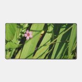 ピンクの花の緑の植物写真グラフィック デスクマット (正面)