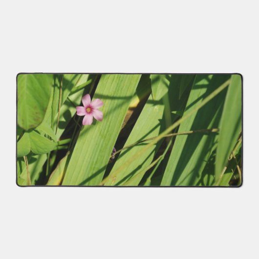 ピンクの花の緑の植物写真グラフィック デスクマット (正面)