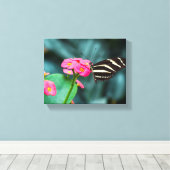 ピンクの花の美しい蝶 キャンバスプリント (インサイチュ (ウッドフロア))