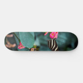 ピンクの花の美しい蝶 スケートボード (横)