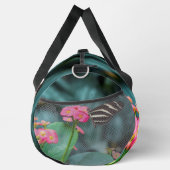 ピンクの花の美しい蝶 ダッフルバッグ (右)