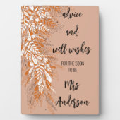 ピンクの花の装飾が施されたウェディングシャワーテーブルサイン フォトプラーク (正面)