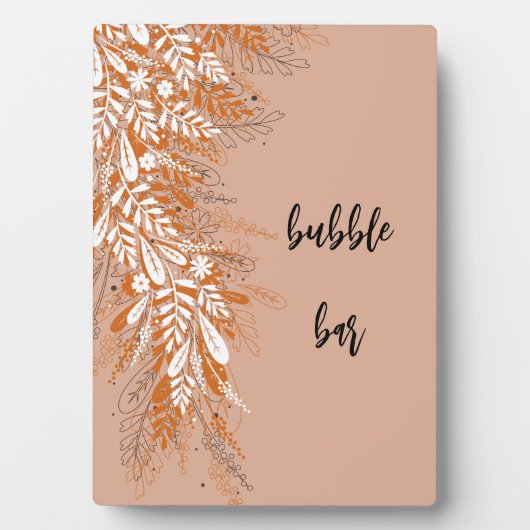 ピンクの花の装飾が施されたウェディングシャワーテーブルサイン プラーク (正面)