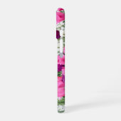 ピンクの花びらが可愛らしい iPhone 16ケース (左側面)