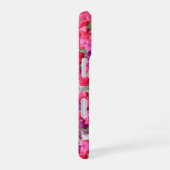 ピンクの花びらが可愛らしい iPhone 16ケース (右側面)