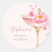 ピンクの花びらとプロセッコの花のあるブライダルシャワー ラウンドシール (正面)
