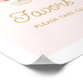 ピンクの花びらとプロセッコブライダルシャワーの好意サイン ポスター (角)