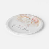 ピンクの花をあしらったエレガントなボタニカル ブライダルシャワー ペーパープレート (アングル)
