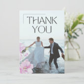 ピンクの花をあしらったシンプルな結婚式のお礼カード サンキューカード (スタンド正面)