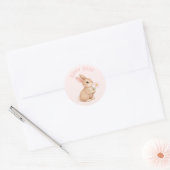 ピンクの花を持つウサギの赤ちゃん イースターおめでとう ラウンドシール (封筒)