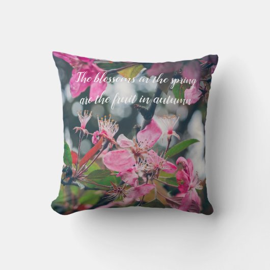 ピンクの花を持つ梅の木の枝 クッション (正面)