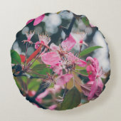 ピンクの花を持つ梅の木の枝 ラウンドクッション (裏面)