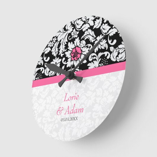 ピンクの花を持つ白いダマスク ラウンド壁時計 (傾斜)