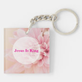 ピンクの花を持つ聖書の力強さと名誉の聖句 キーホルダー (裏面)