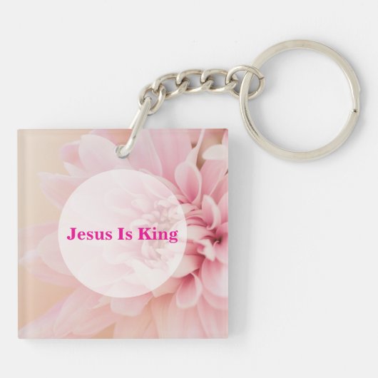 ピンクの花を持つ聖書の力強さと名誉の聖句 キーホルダー (裏面)