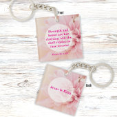 ピンクの花を持つ聖書の力強さと名誉の聖句 キーホルダー