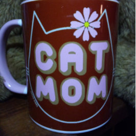 ピンクの花を持つCAT MOM マグカップ