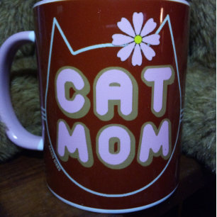 ピンクの花を持つCAT MOM マグカップ