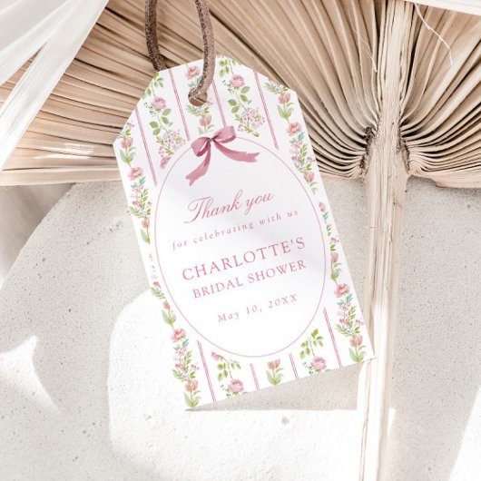 ピンクの花を飾ったグランドミレニアル ブライダルシャワー ギフトタグ
