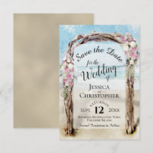 ピンクの花を飾った素朴なドリフトウッドビーチアーバーの結婚式