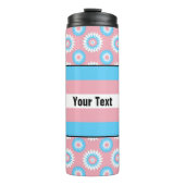 ピンクの花パターを持つトランスジェンダープライド旗 タンブラー (正面)