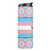 ピンクの花パターを持つトランスジェンダープライド旗 タンブラー (回転左)