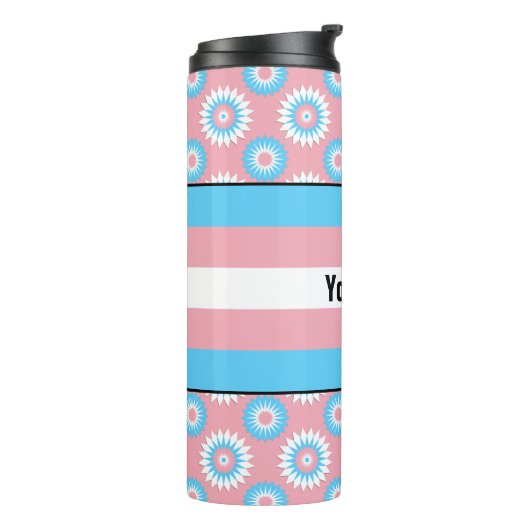 ピンクの花パターを持つトランスジェンダープライド旗 タンブラー (回転左)