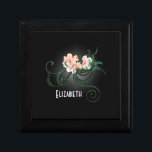 ピンクの花パーソナライズされた花付きGif ギフトボックス<br><div class="desc">お前のパーソナライズされた花嫁のためのジュエリー/トリンケットボックス。デザインは、黒い背景に緑の渦巻きとイラストレーションを持つ繊細なピンク離れの花のである。明るい灰色のシェーディングは白熱［赤熱］光を放つ、のまわりに花を強調し、照明する効果を作成する。あなたのカスタマイズ結婚式の中の名前でパーソナライズ/。</div>