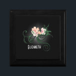 ピンクの花パーソナライズされた花付きGif ギフトボックス<br><div class="desc">お前のパーソナライズされた花嫁のためのジュエリー/トリンケットボックス。デザインは、黒い背景に緑の渦巻きとイラストレーションを持つ繊細なピンク離れの花のである。明るい灰色のシェーディングは白熱［赤熱］光を放つ、のまわりに花を強調し、照明する効果を作成する。あなたのカスタマイズ結婚式の中の名前でパーソナライズ/。</div>