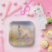 ピンクの花ランニングの草原を通してドリームホース ペーパープレート (パーティー)